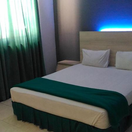 Hotel Kharisma Madiun Esterno foto