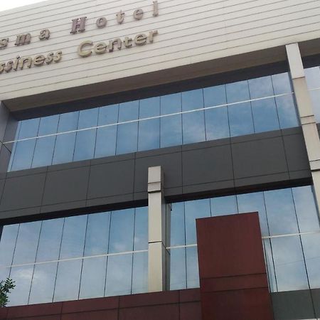 Hotel Kharisma Madiun Esterno foto