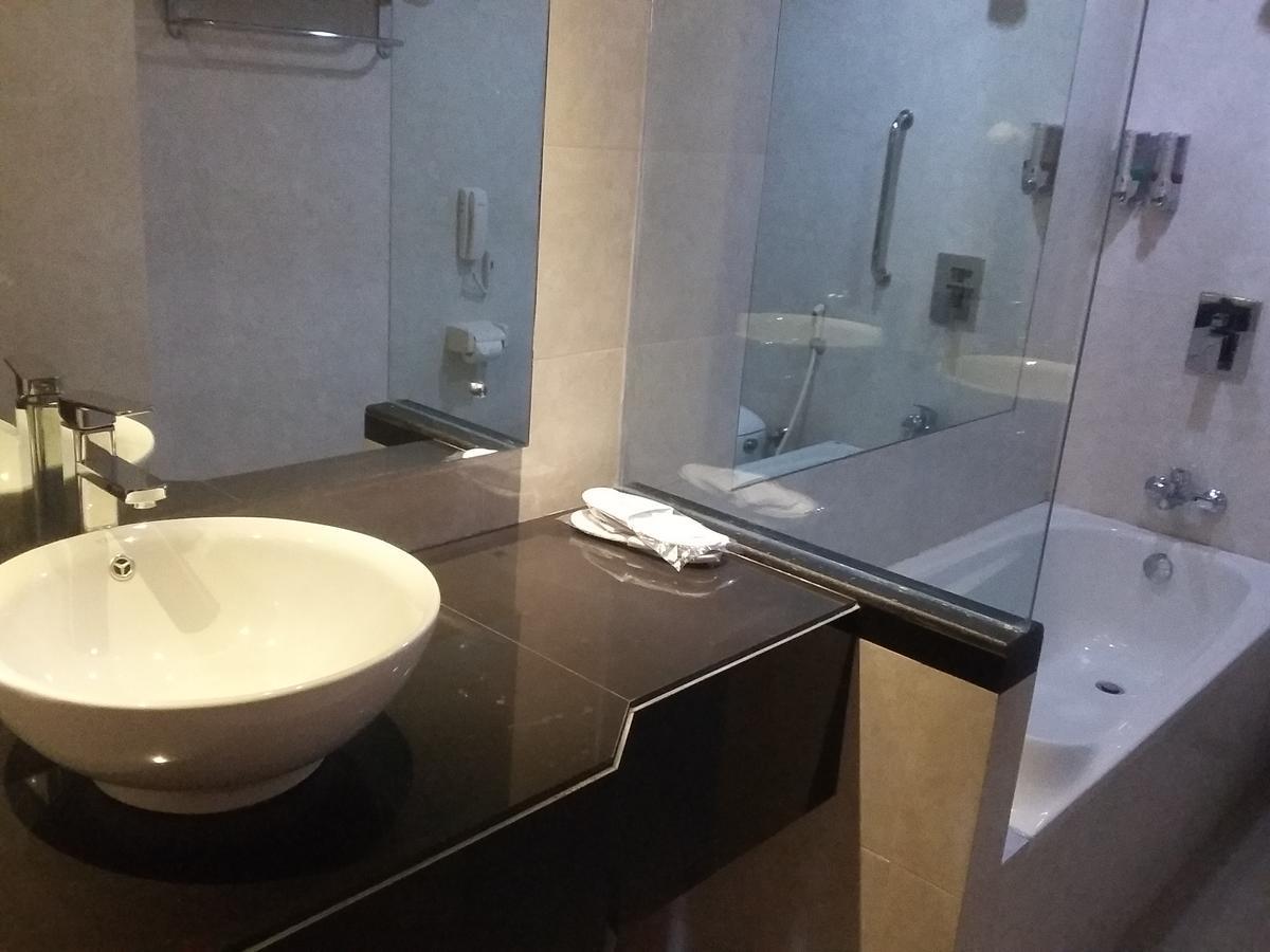 Hotel Kharisma Madiun Esterno foto