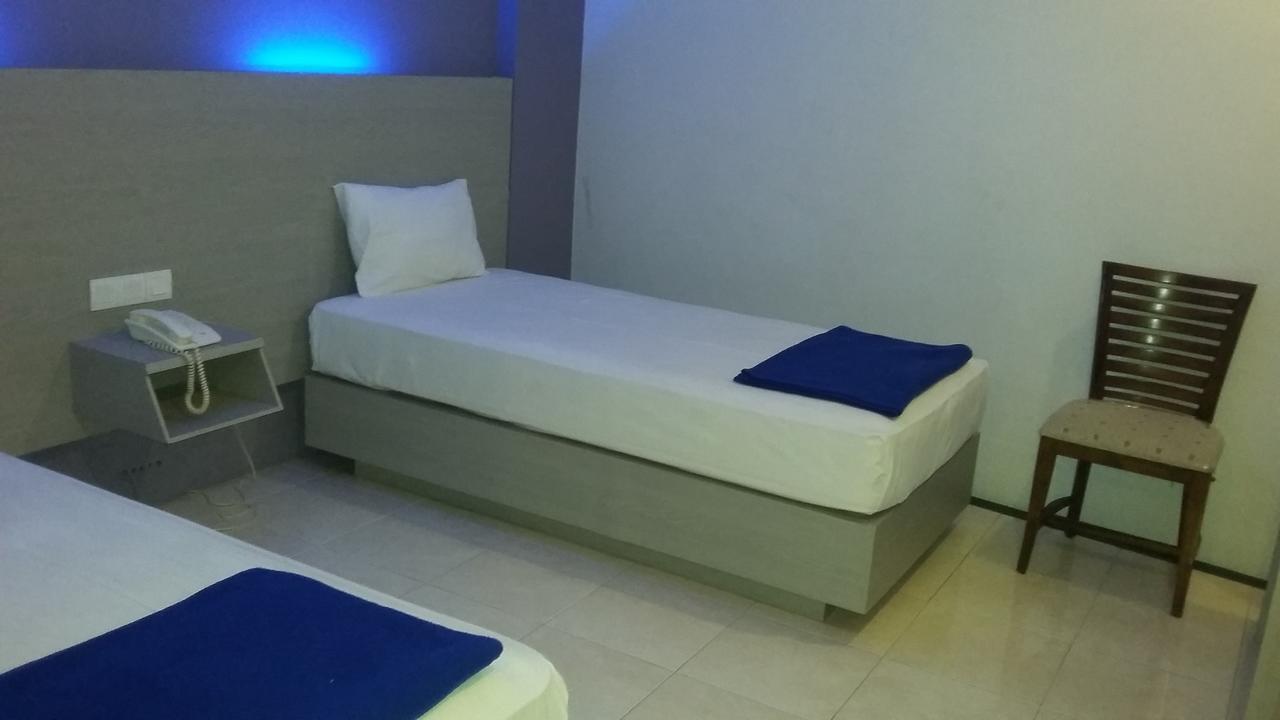Hotel Kharisma Madiun Esterno foto