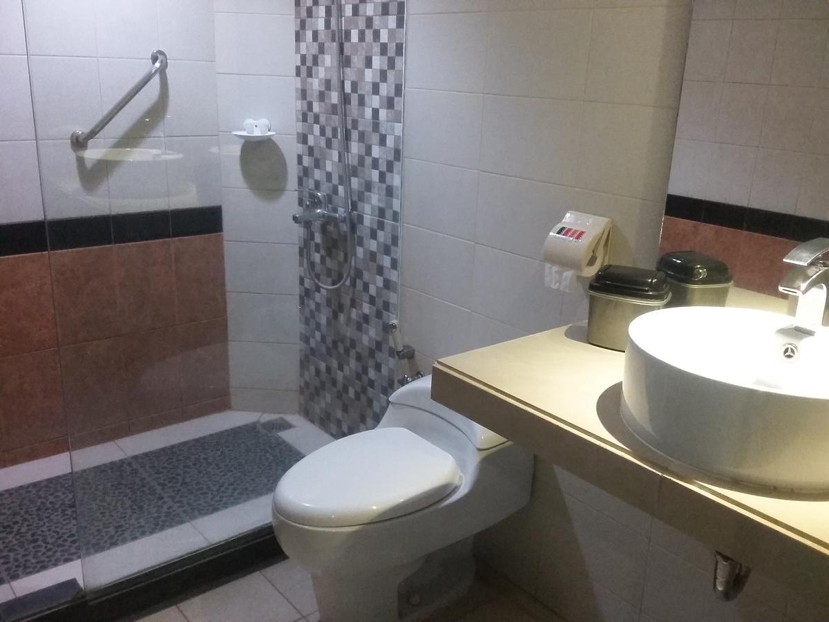 Hotel Kharisma Madiun Esterno foto