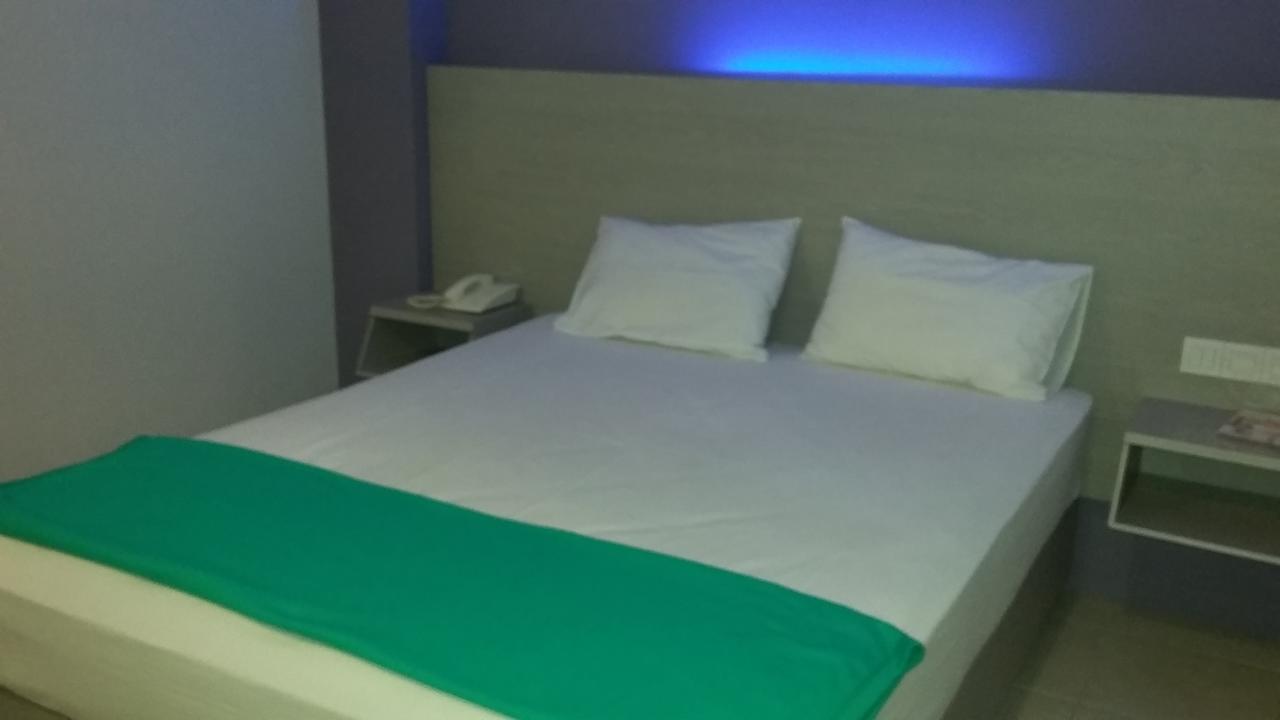 Hotel Kharisma Madiun Esterno foto
