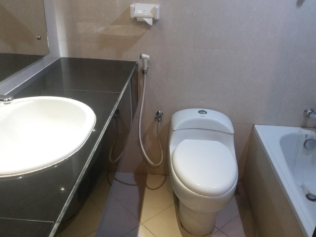 Hotel Kharisma Madiun Esterno foto