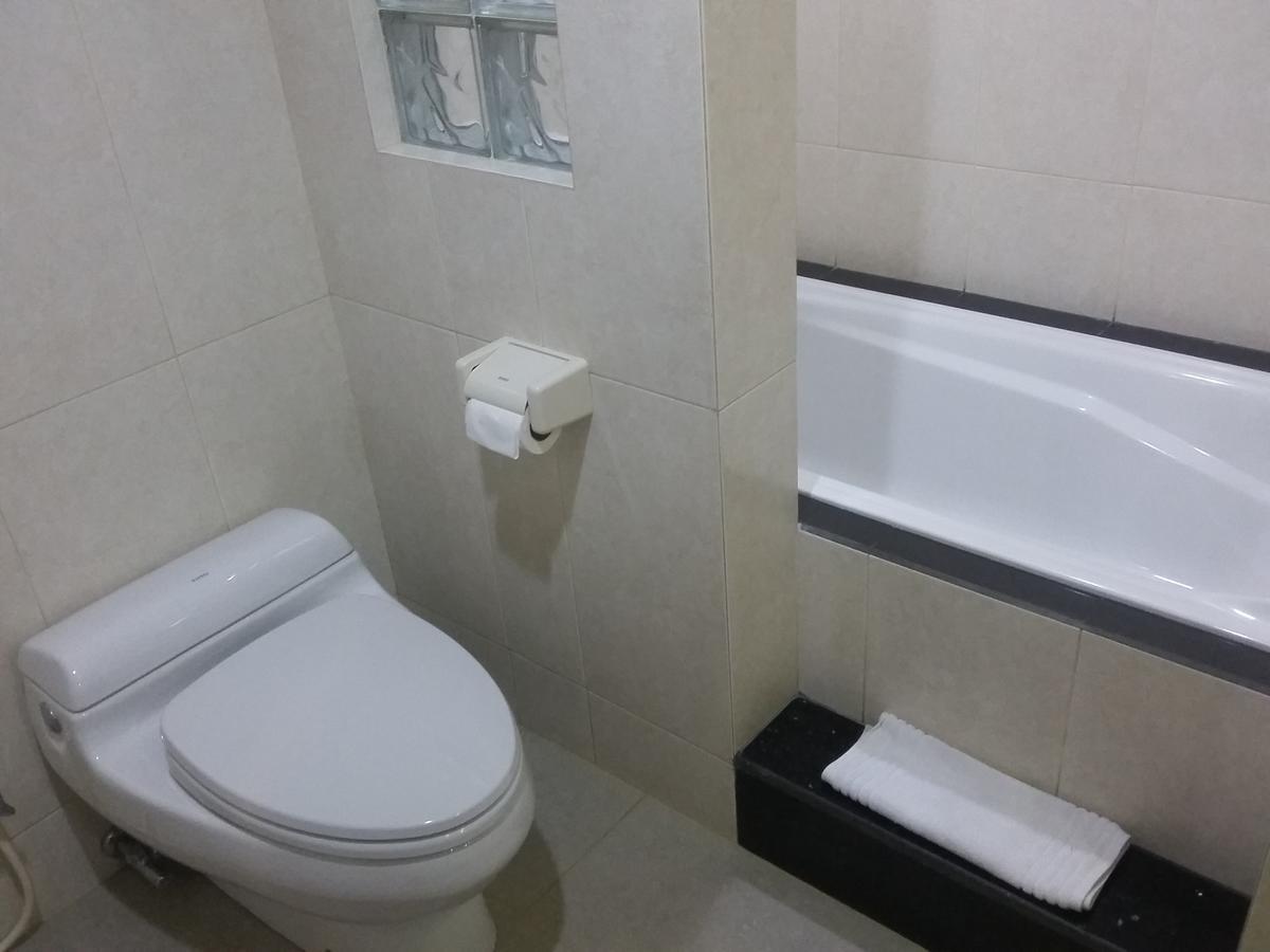 Hotel Kharisma Madiun Esterno foto