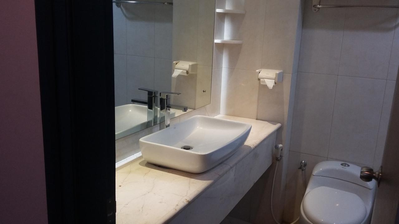 Hotel Kharisma Madiun Esterno foto