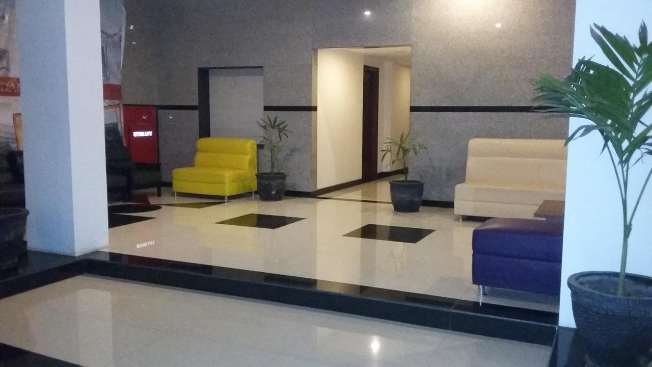 Hotel Kharisma Madiun Esterno foto