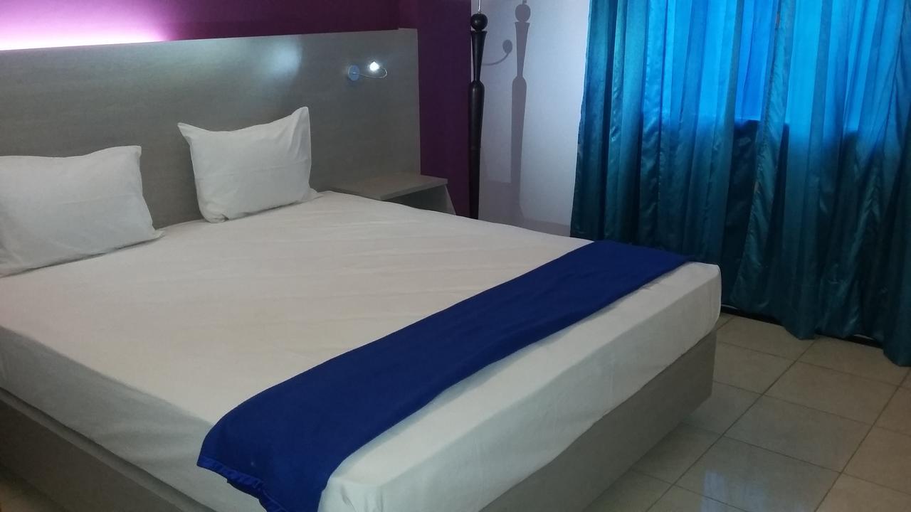 Hotel Kharisma Madiun Esterno foto