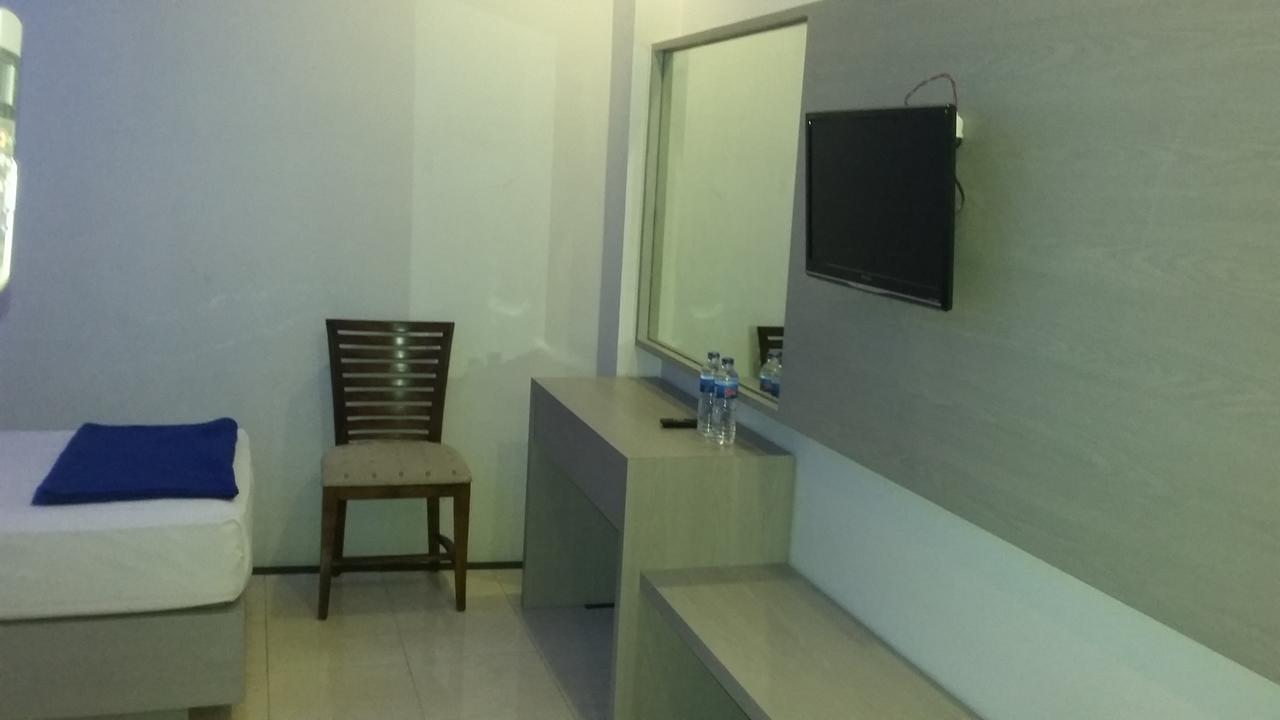 Hotel Kharisma Madiun Esterno foto