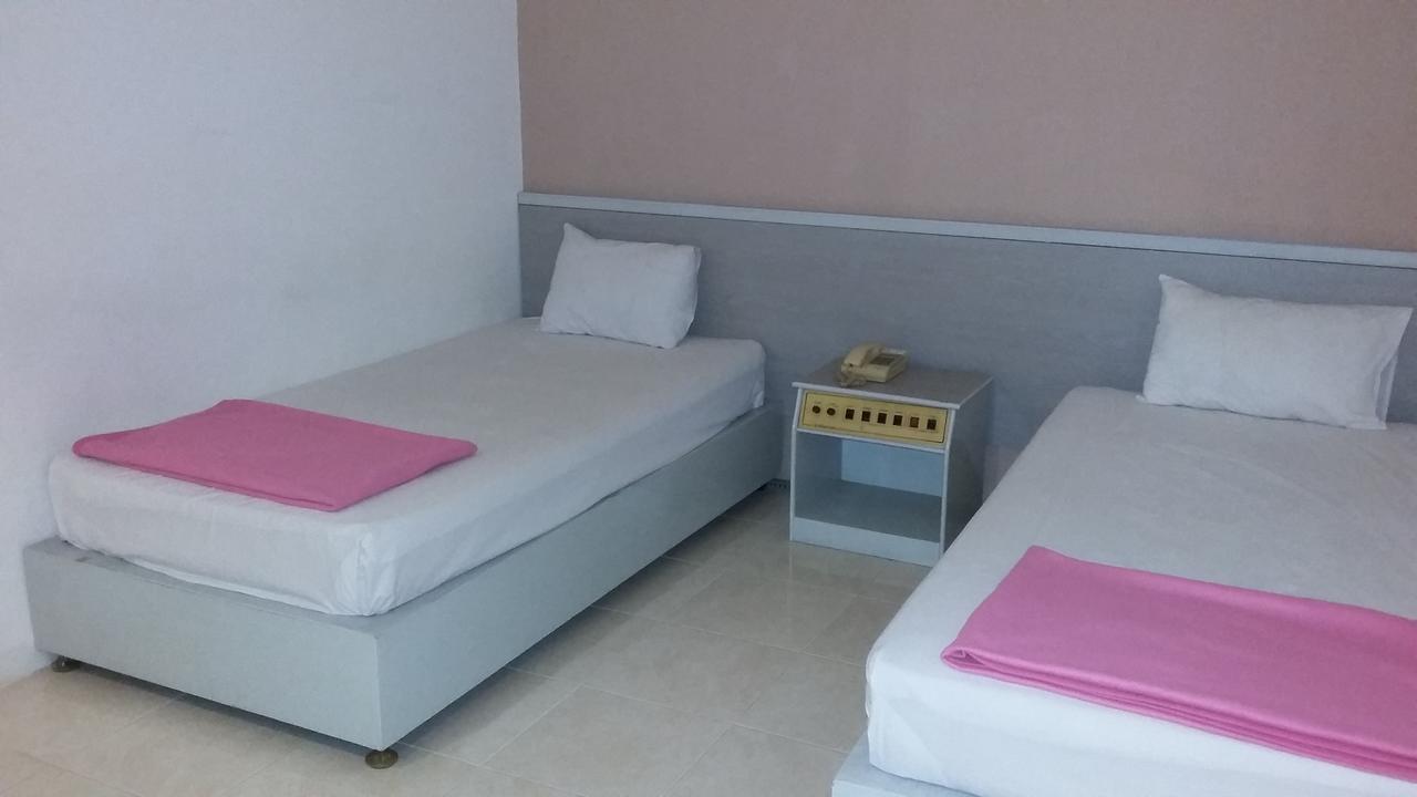 Hotel Kharisma Madiun Esterno foto
