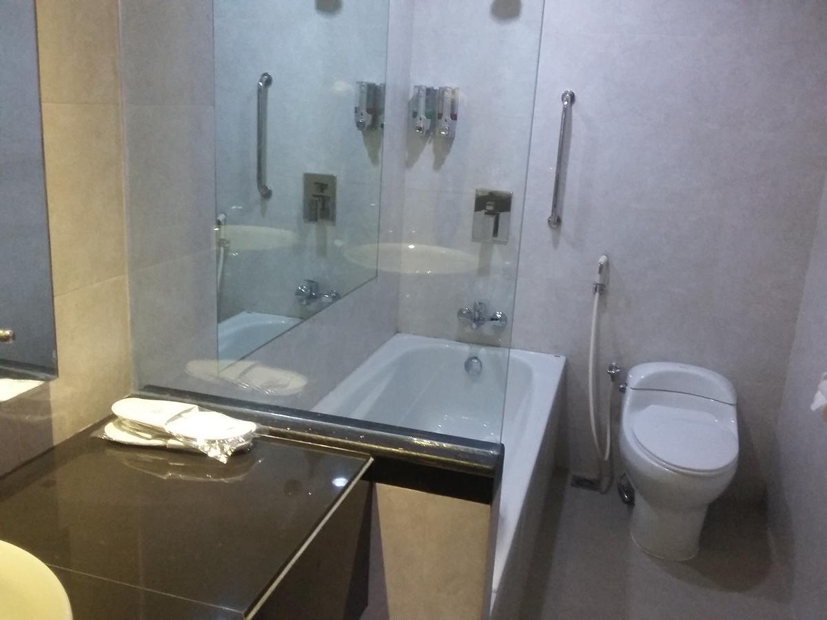 Hotel Kharisma Madiun Esterno foto