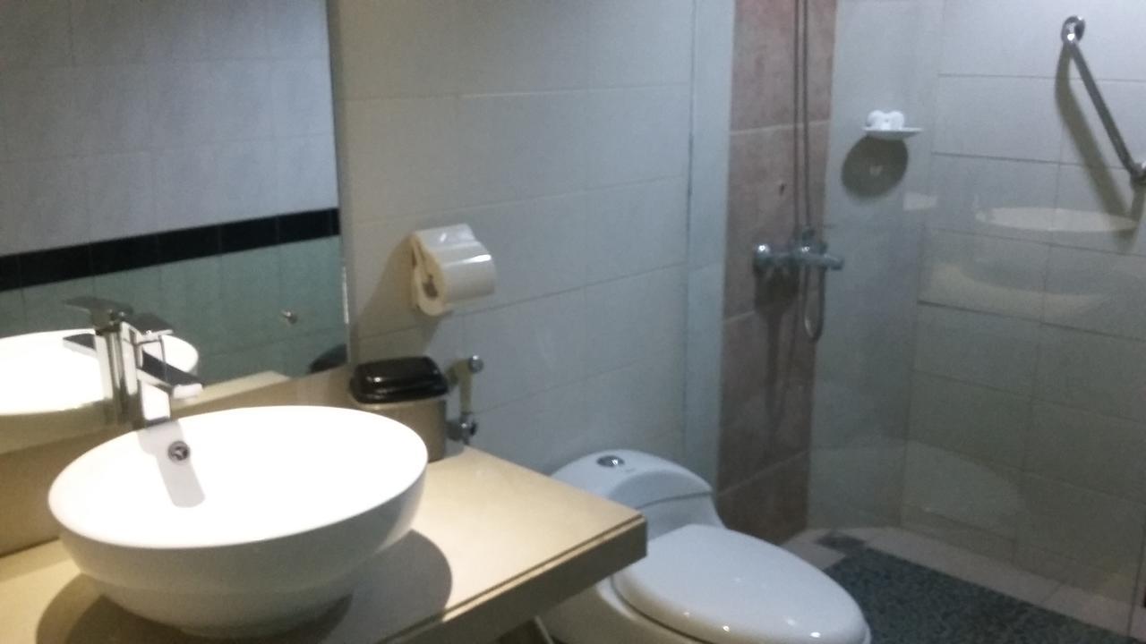 Hotel Kharisma Madiun Esterno foto