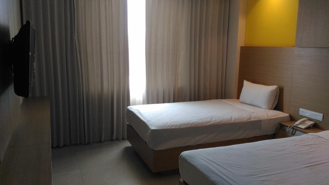 Hotel Kharisma Madiun Esterno foto