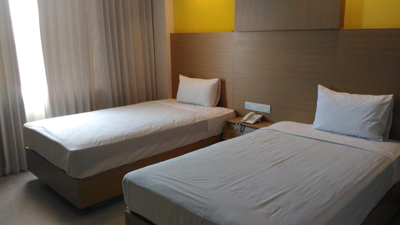 Hotel Kharisma Madiun Esterno foto
