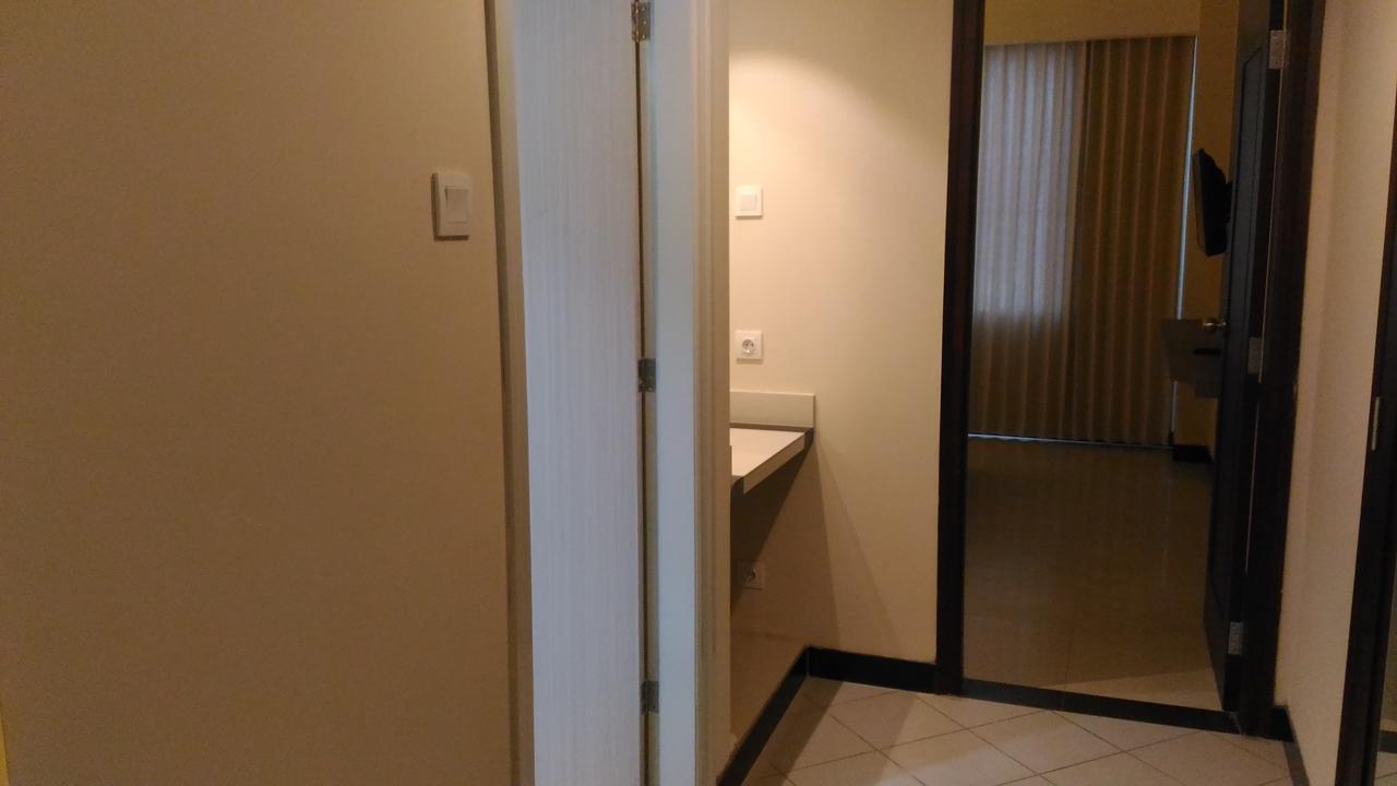 Hotel Kharisma Madiun Esterno foto