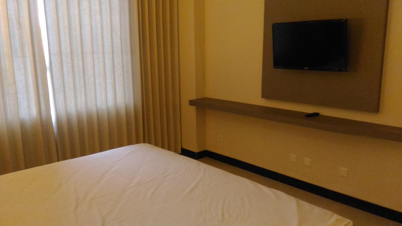 Hotel Kharisma Madiun Esterno foto
