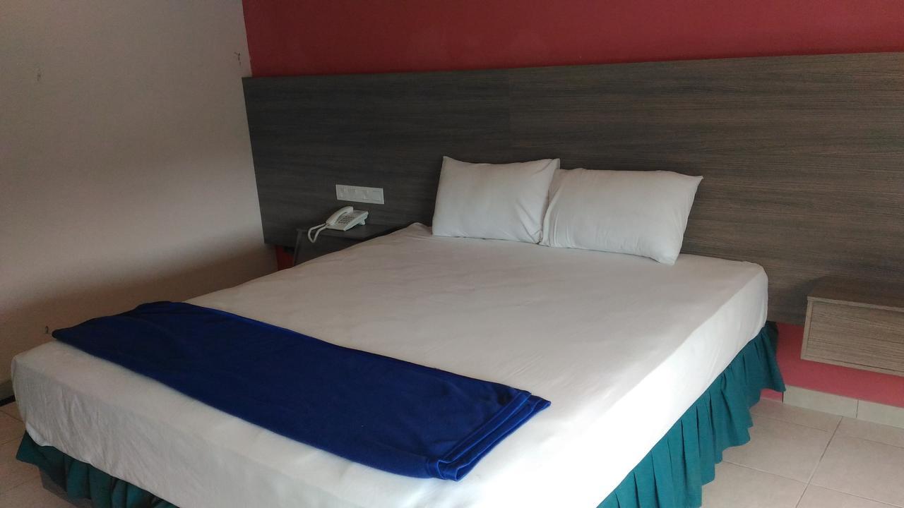 Hotel Kharisma Madiun Esterno foto