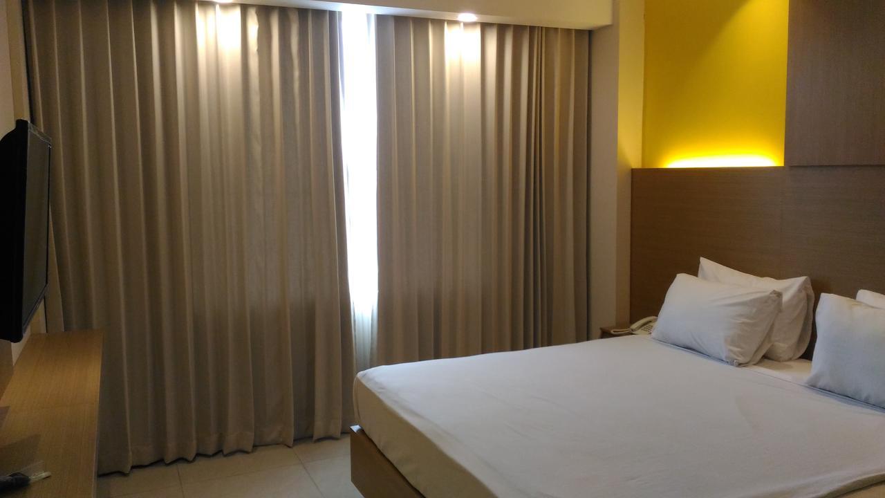 Hotel Kharisma Madiun Esterno foto