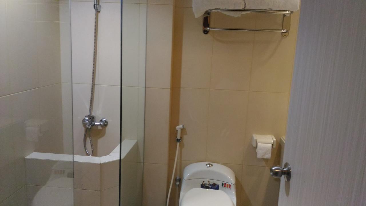 Hotel Kharisma Madiun Esterno foto