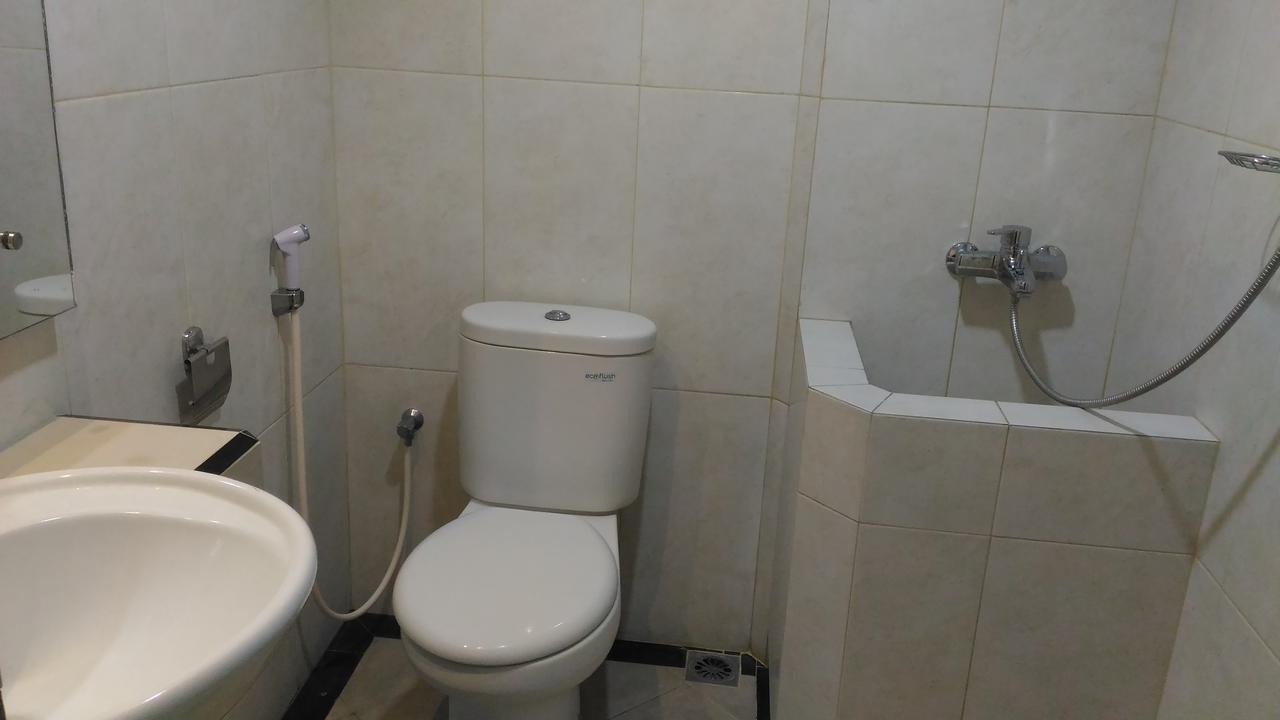 Hotel Kharisma Madiun Esterno foto