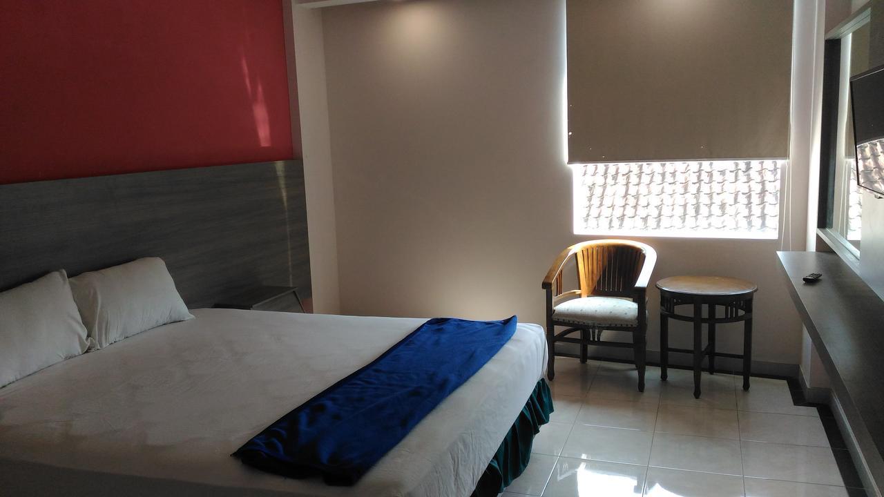 Hotel Kharisma Madiun Esterno foto