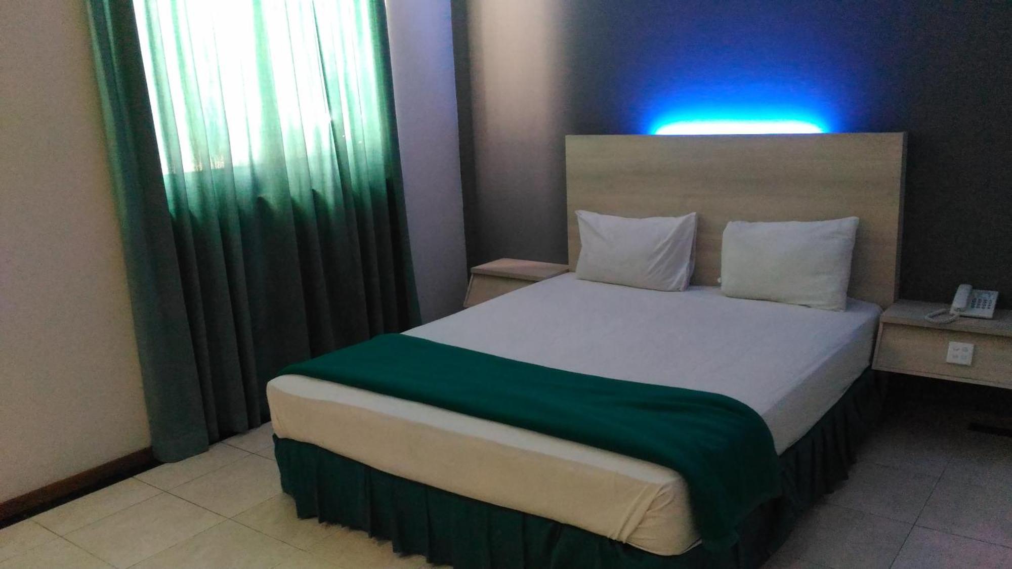 Hotel Kharisma Madiun Esterno foto