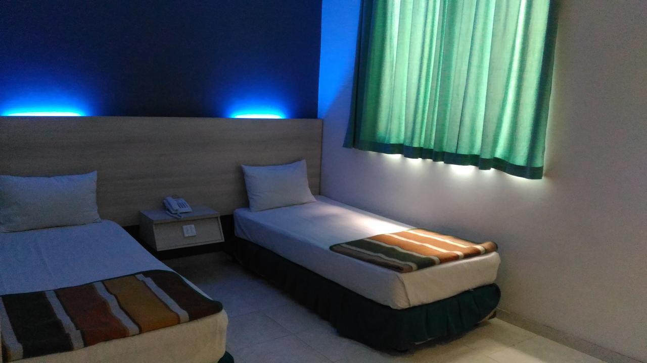Hotel Kharisma Madiun Esterno foto