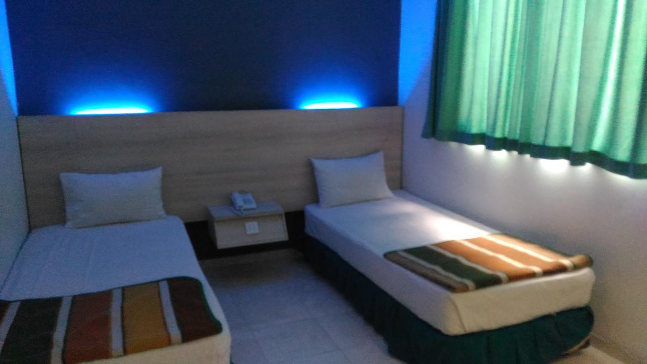 Hotel Kharisma Madiun Esterno foto