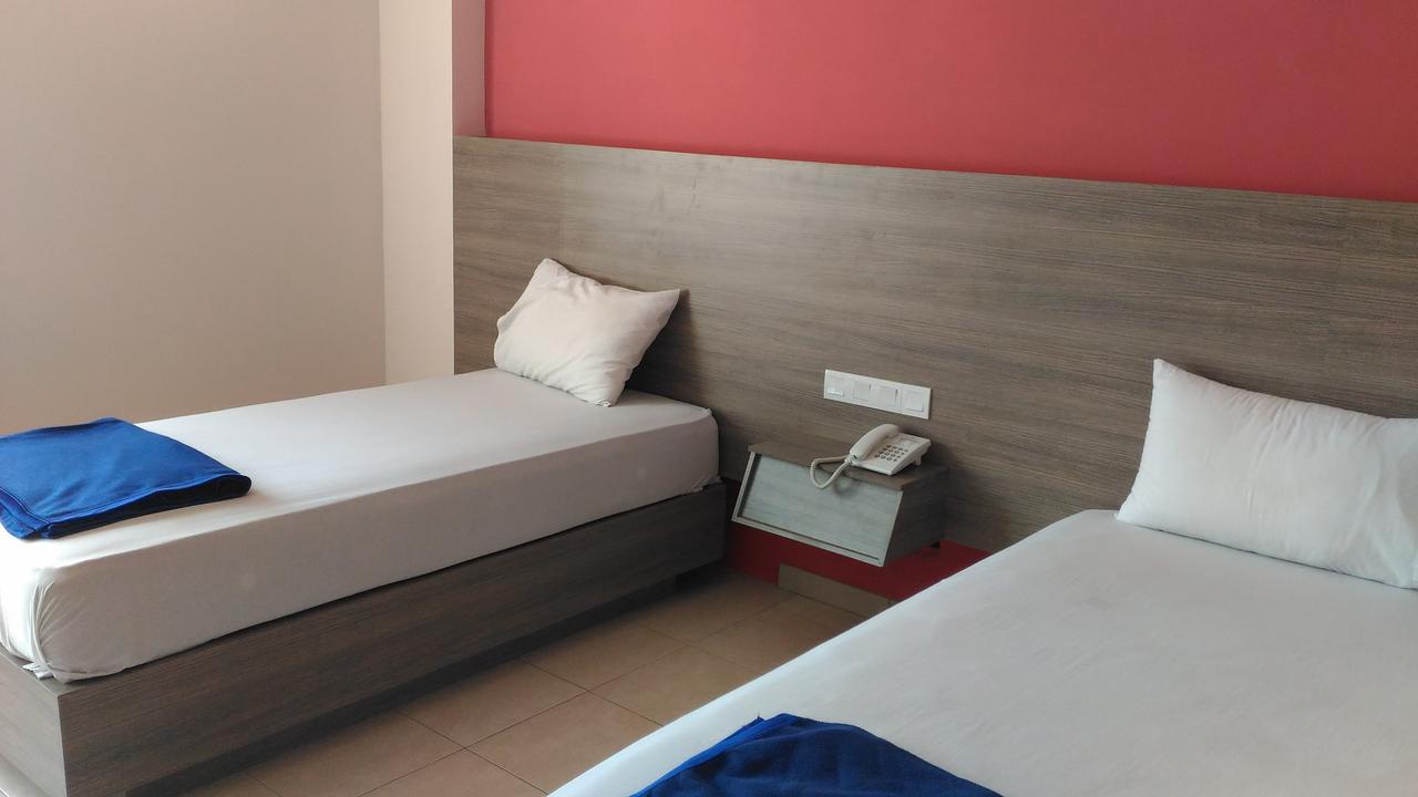 Hotel Kharisma Madiun Esterno foto