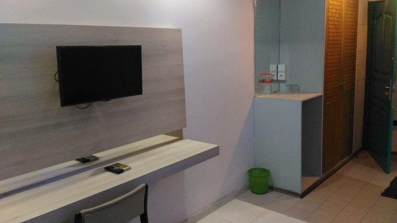 Hotel Kharisma Madiun Esterno foto