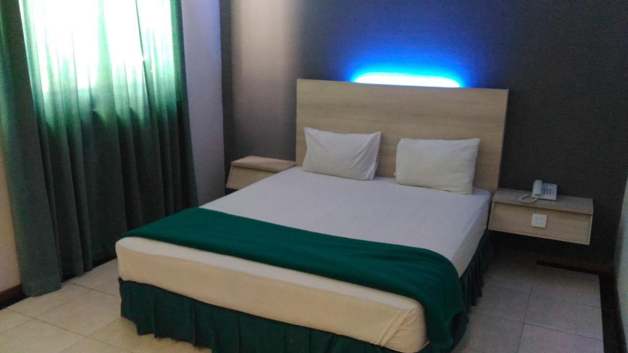 Hotel Kharisma Madiun Esterno foto