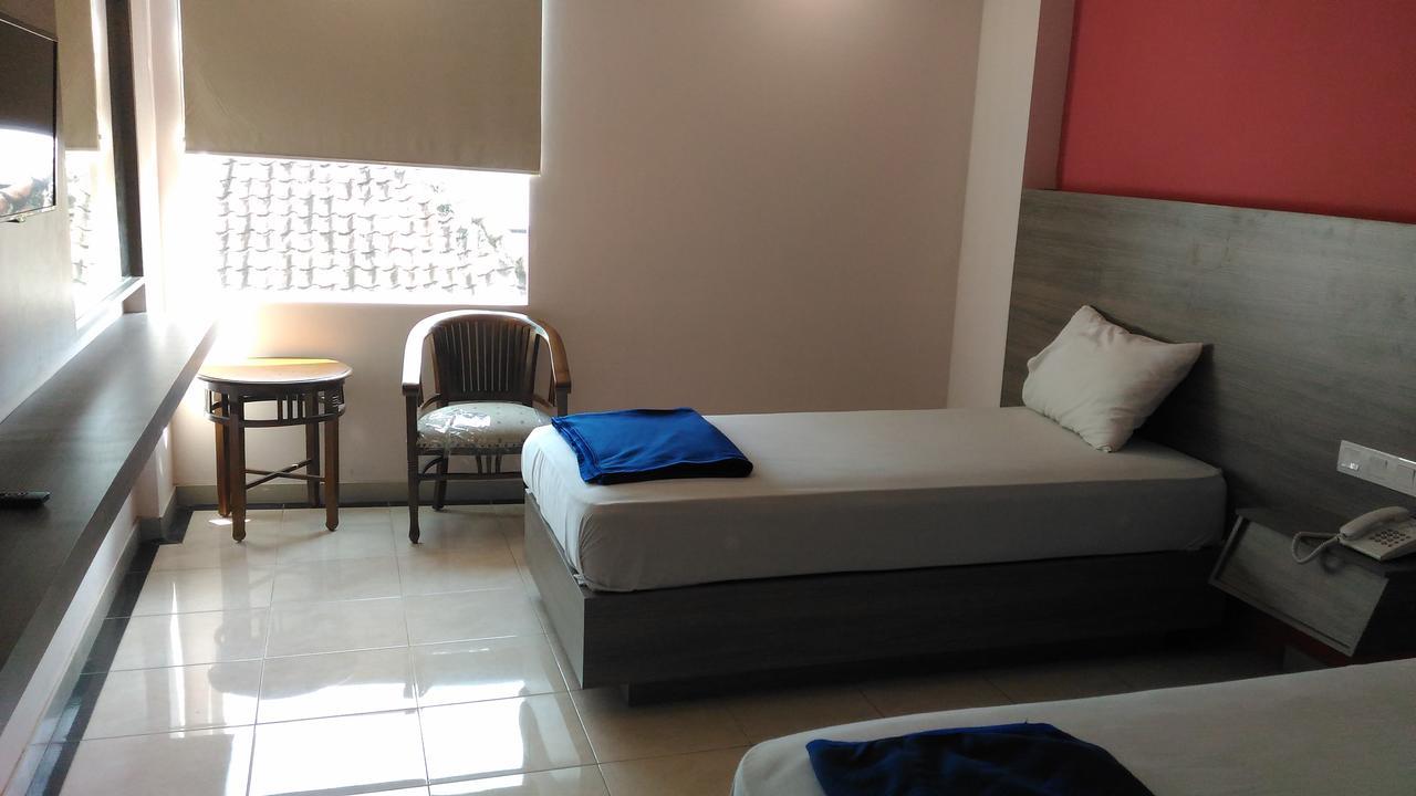 Hotel Kharisma Madiun Esterno foto