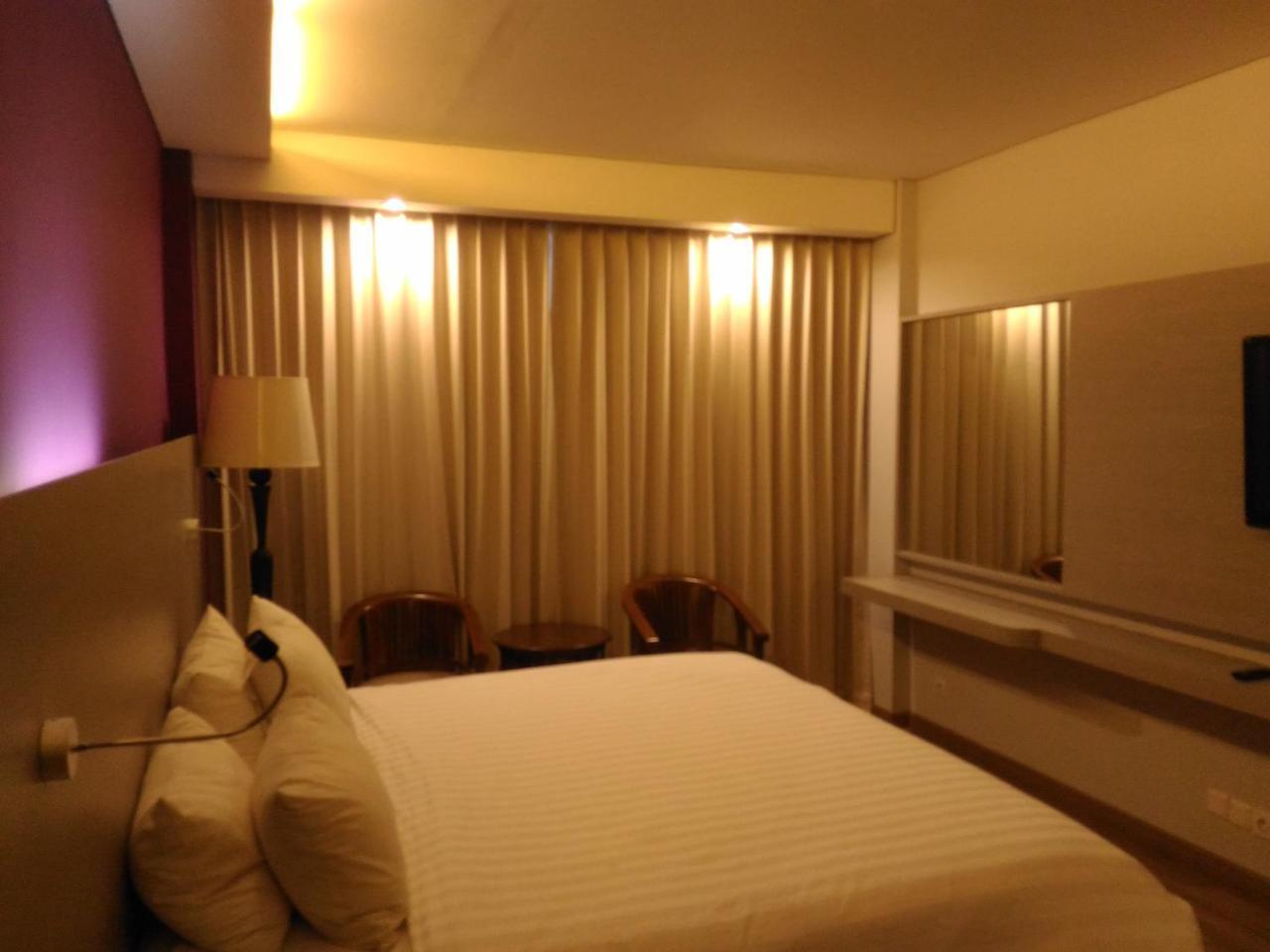 Hotel Kharisma Madiun Esterno foto
