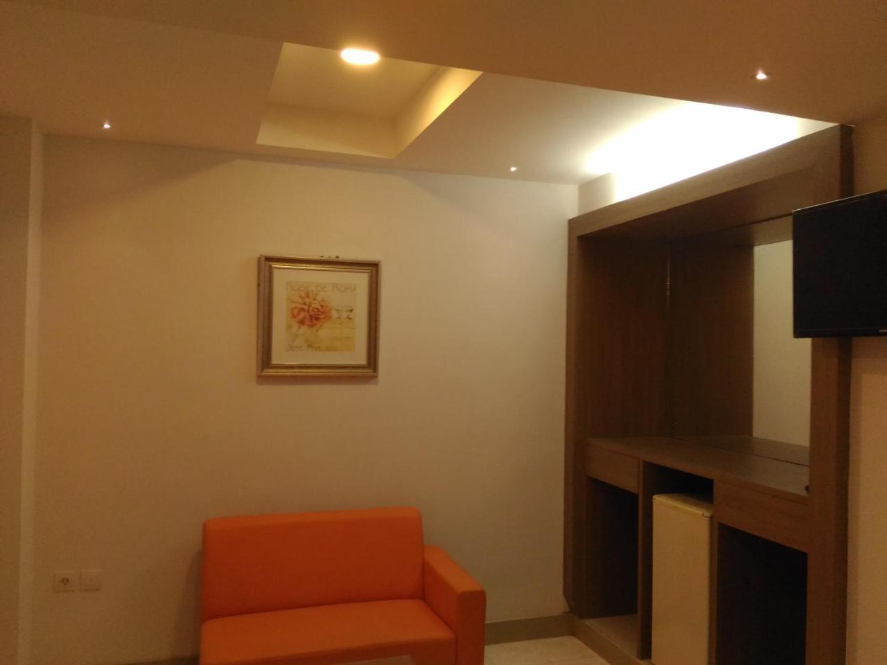 Hotel Kharisma Madiun Esterno foto