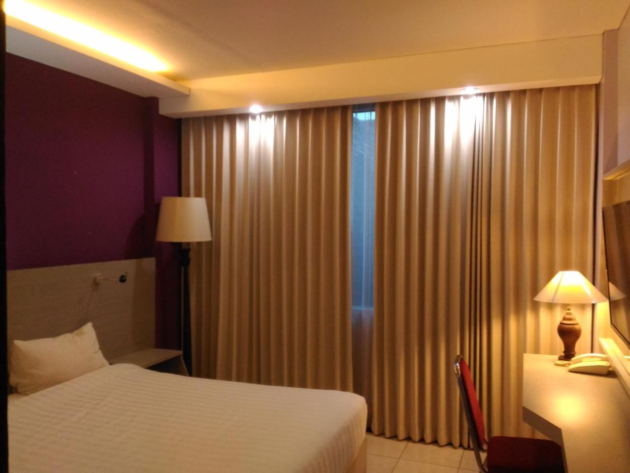 Hotel Kharisma Madiun Esterno foto