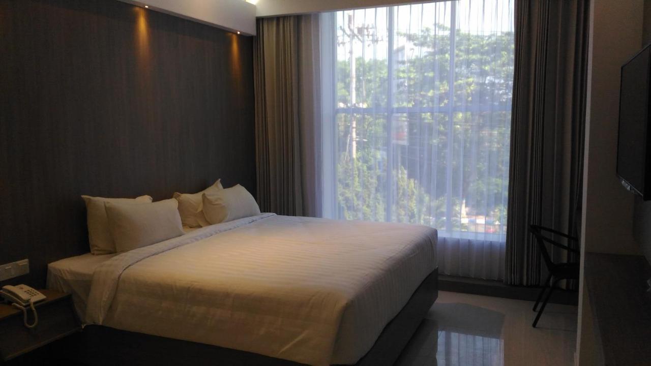 Hotel Kharisma Madiun Esterno foto