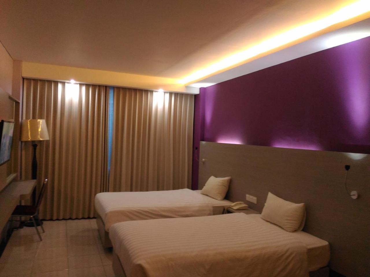 Hotel Kharisma Madiun Esterno foto