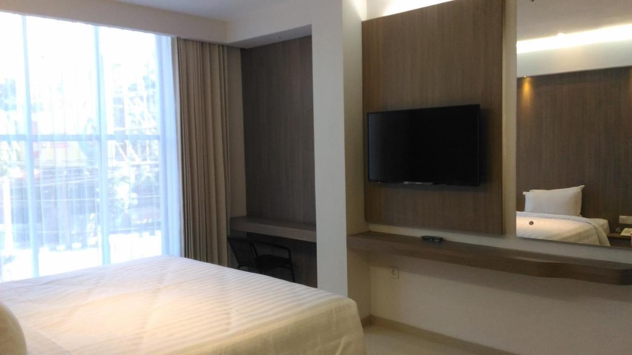 Hotel Kharisma Madiun Esterno foto