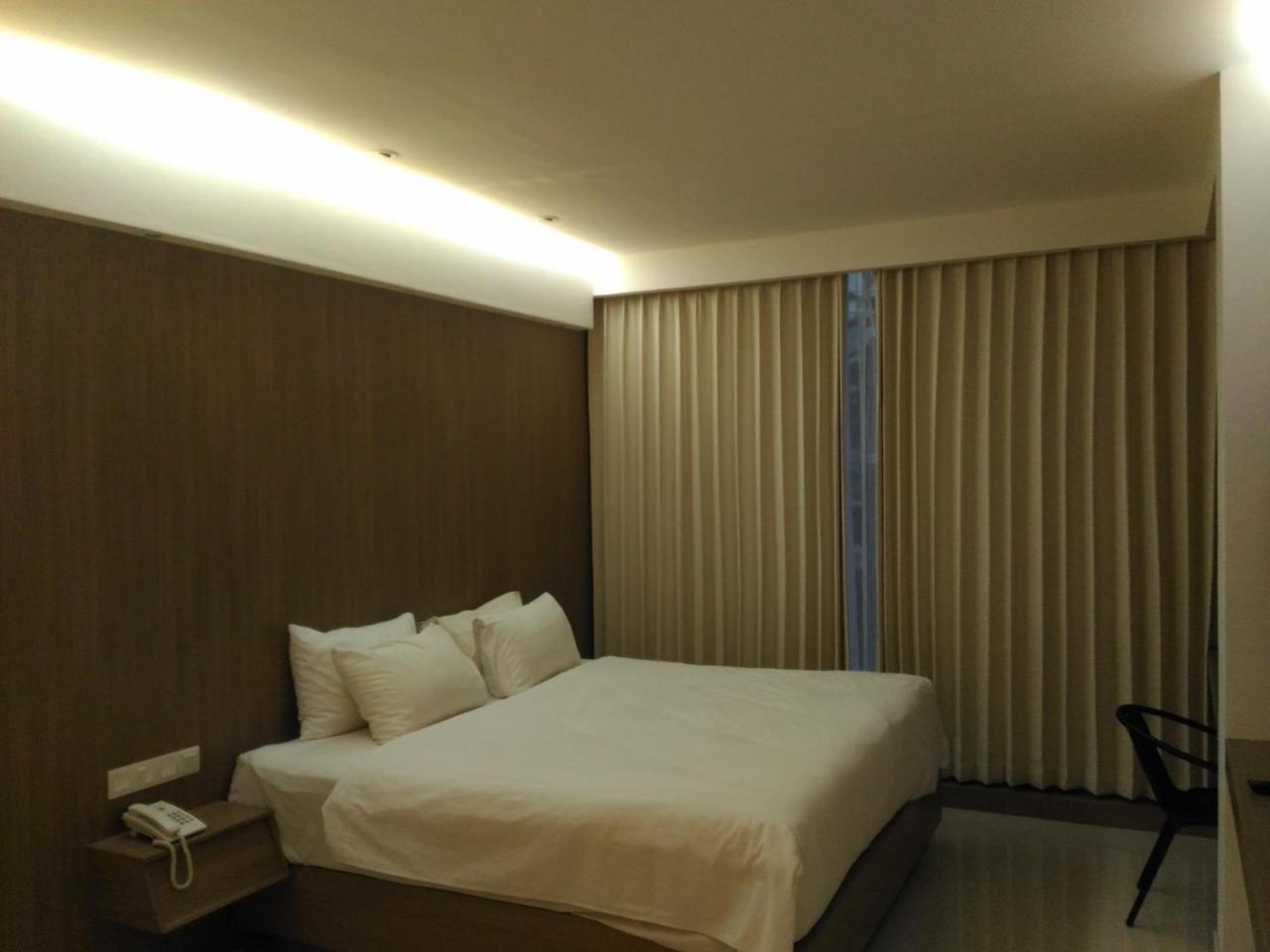 Hotel Kharisma Madiun Esterno foto