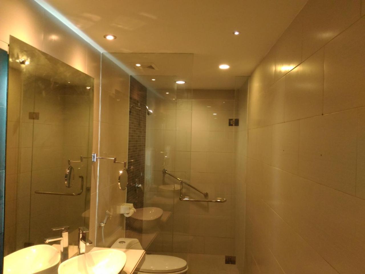 Hotel Kharisma Madiun Esterno foto