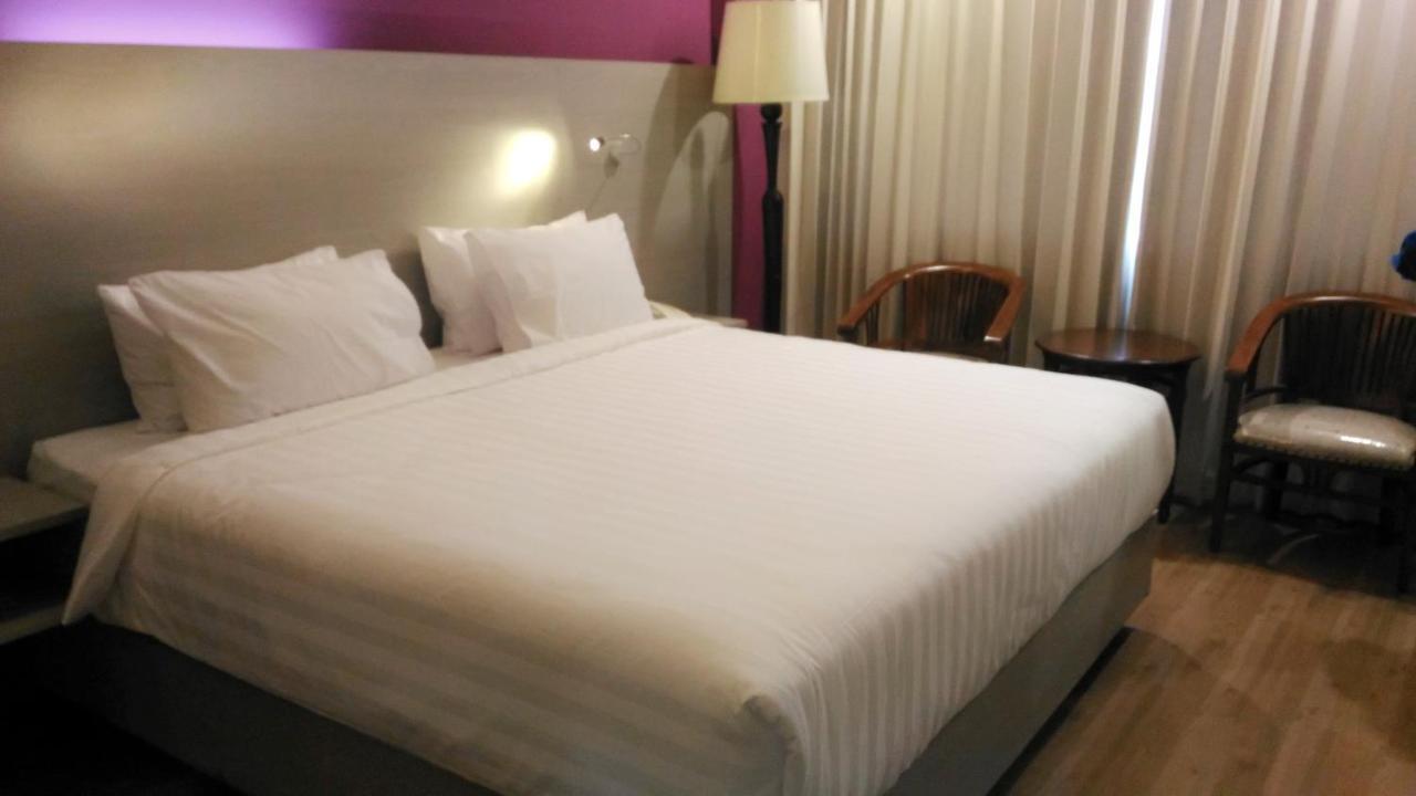Hotel Kharisma Madiun Esterno foto