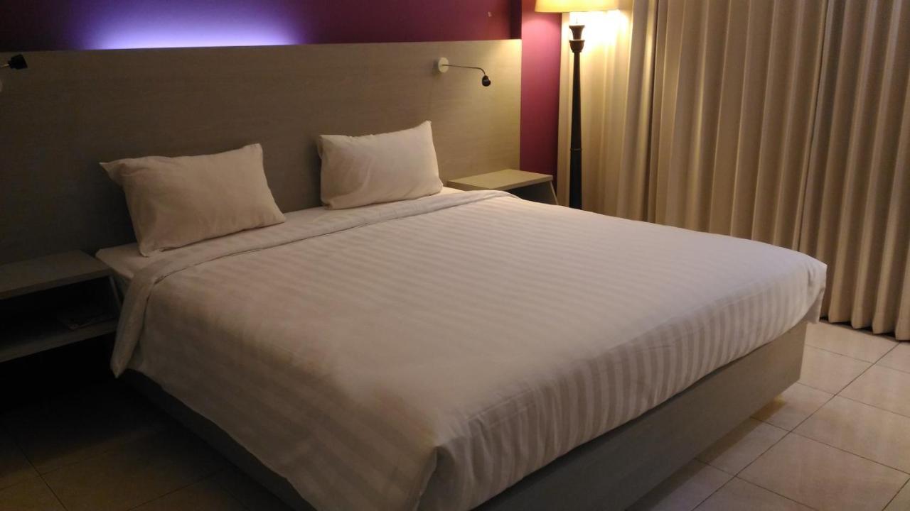 Hotel Kharisma Madiun Esterno foto