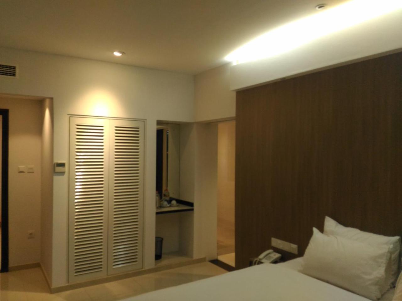 Hotel Kharisma Madiun Esterno foto