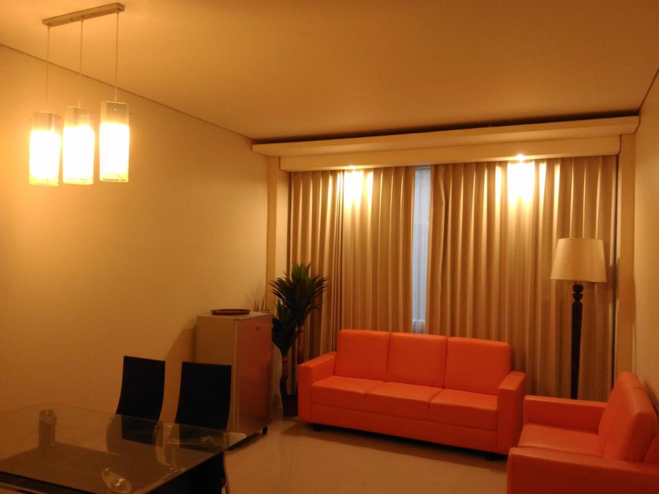 Hotel Kharisma Madiun Esterno foto