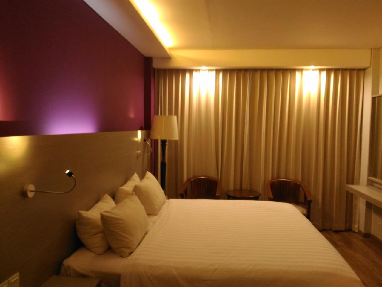 Hotel Kharisma Madiun Esterno foto