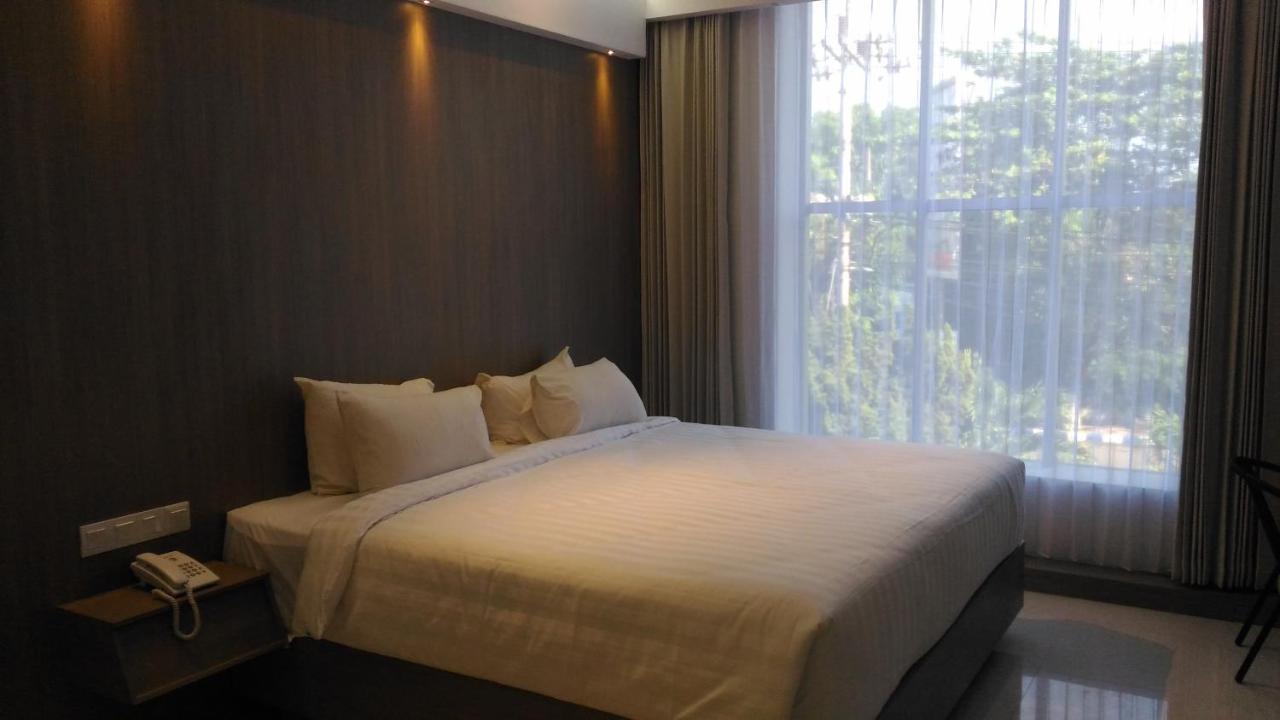 Hotel Kharisma Madiun Esterno foto